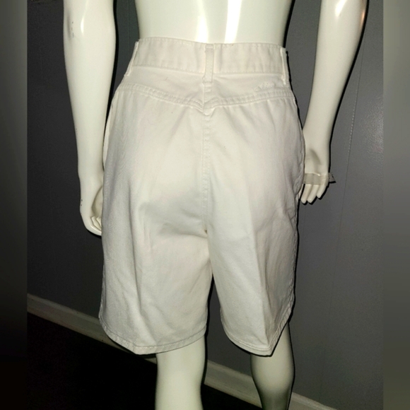 Vintage Size 10 Chic White Denim Shorts. Front Yoke and Pleats! - Picture 13 of 15